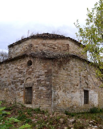 Xhamia e Vokopolës, në fshatin Vokopolë, bashkia Poliçan